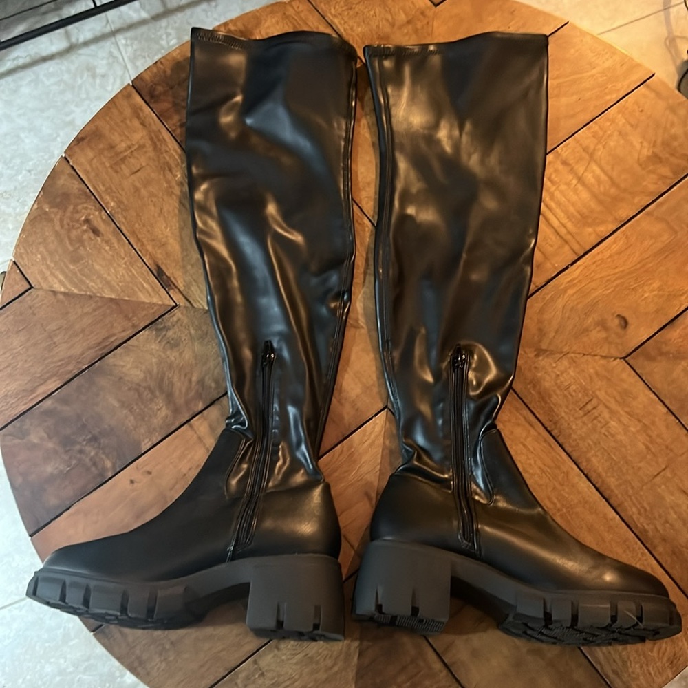 Like new knee high boots worn once black